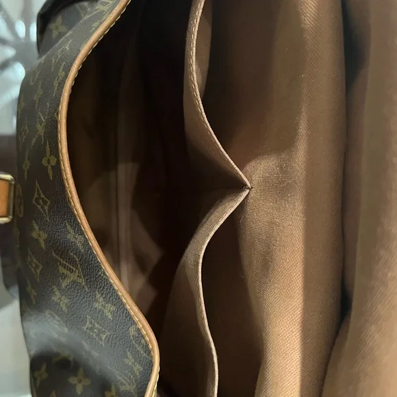 Authentic Beautiful Louis Vuitton Saumur 35 Shoulder Bag. - Picture 12 of 16